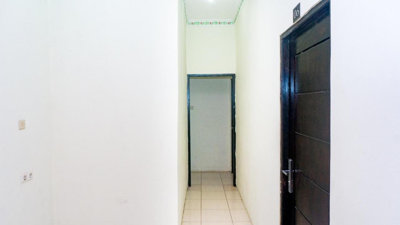 Отель Reddoorz Near Sentani Airport Джаяпура Экстерьер фото