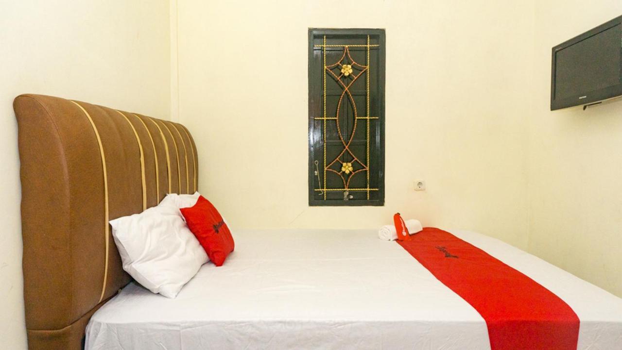 Отель Reddoorz Near Sentani Airport Джаяпура Экстерьер фото