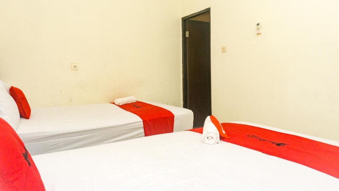 Отель Reddoorz Near Sentani Airport Джаяпура Экстерьер фото