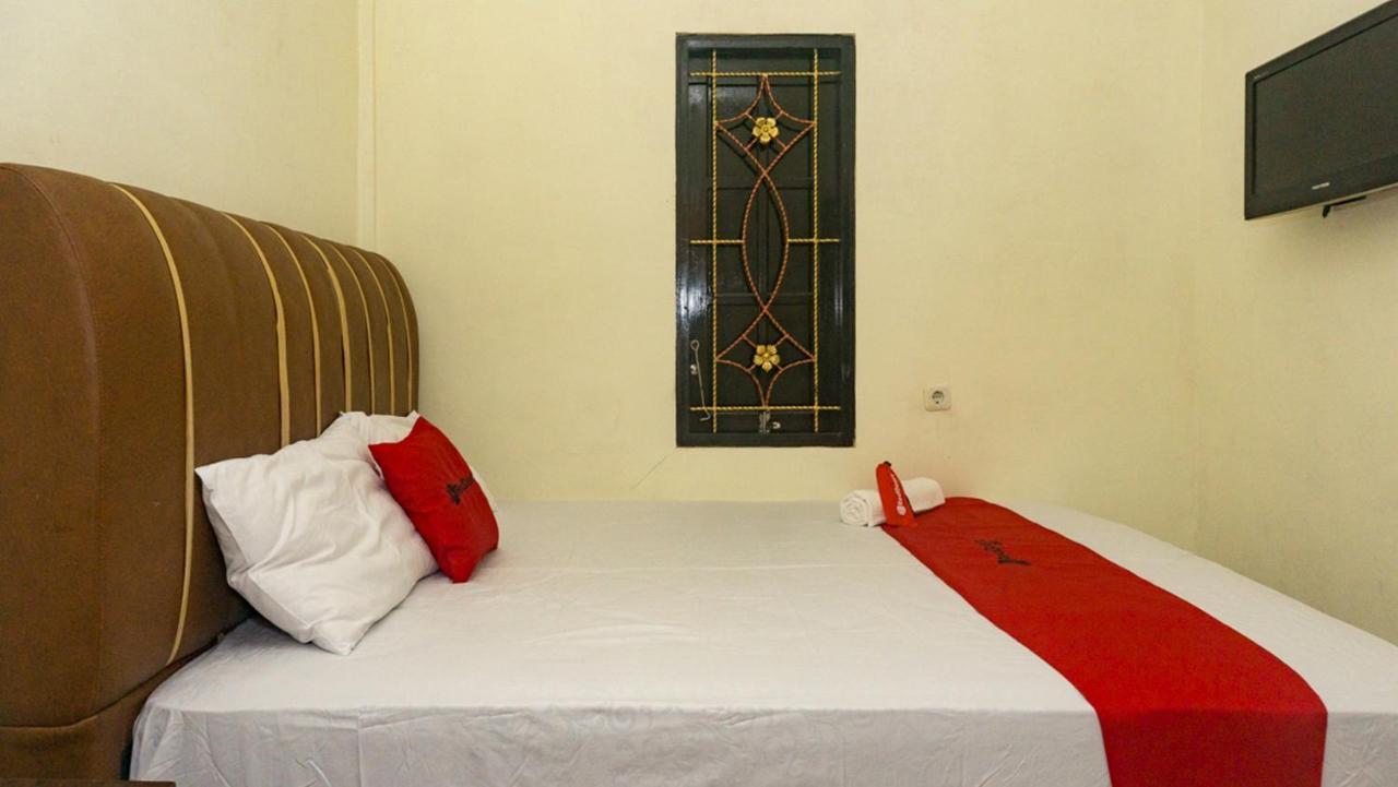 Отель Reddoorz Near Sentani Airport Джаяпура Экстерьер фото